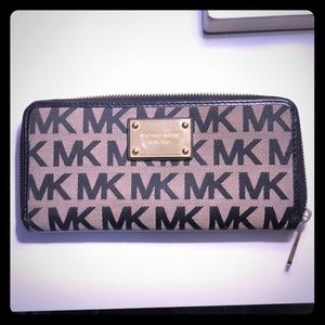 Michael Kors Jet Set Zip Around Wallet